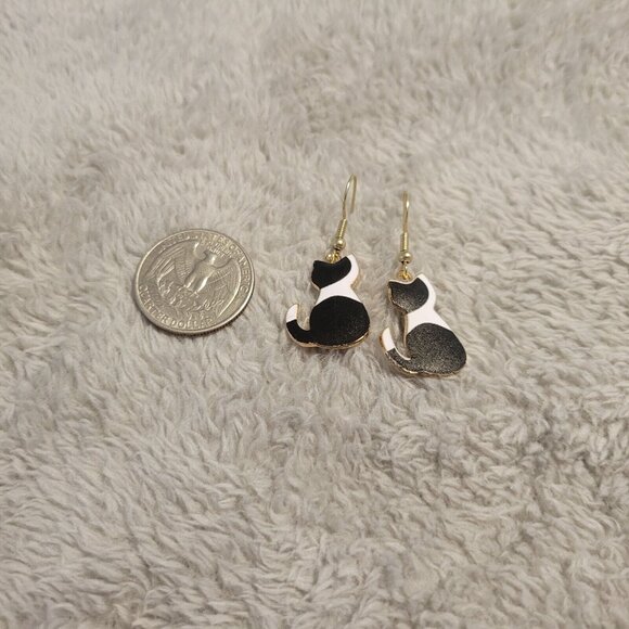 Cats Kittens Earrings One Pair Black White Gold Tone Fish Hook Dangle E13E - Picture 2 of 3